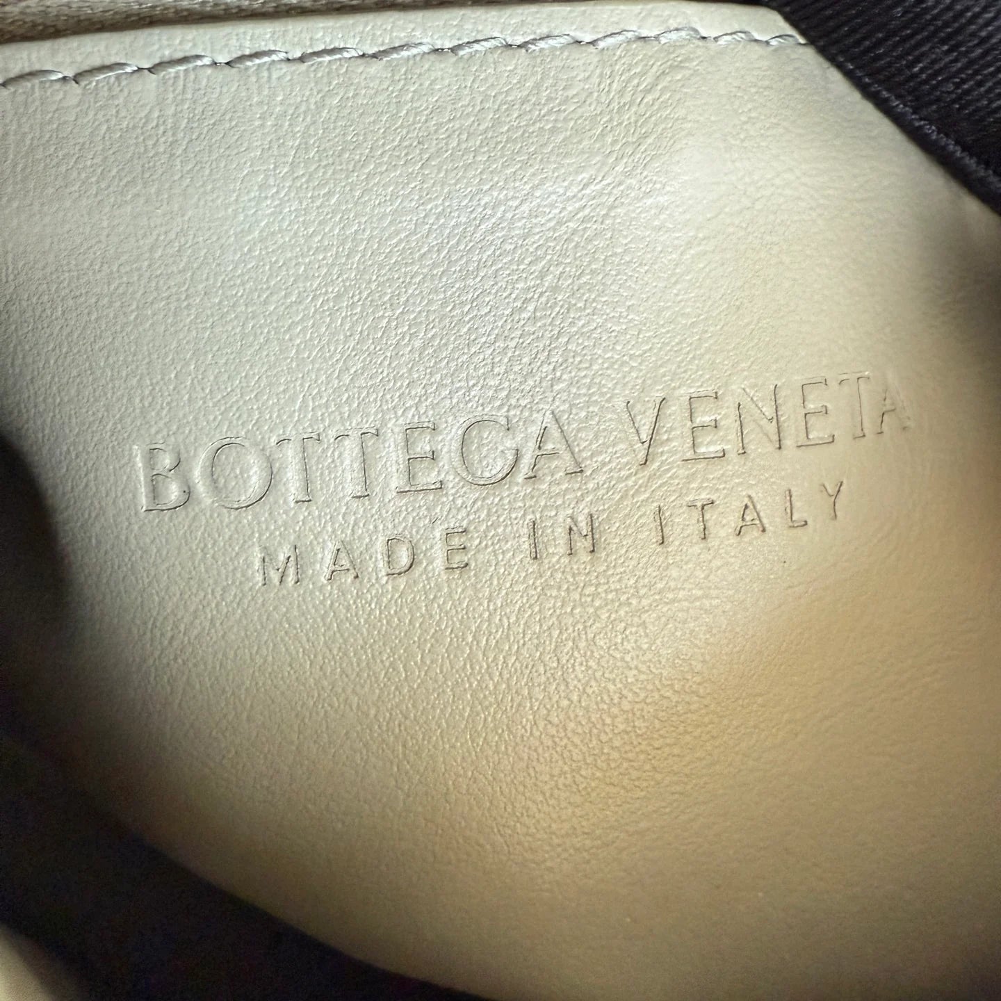 Bottega Veneta Hop Hobo Pequena em Couro Intrecciato Verde Travertine