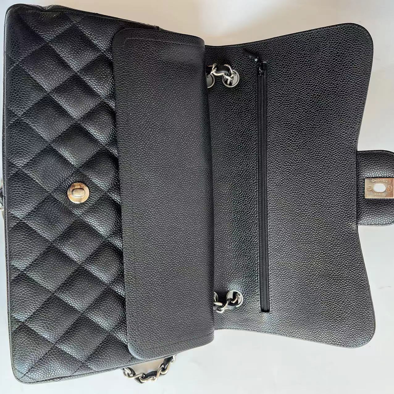 Bolsa Chanel Classic Flap Jumbo – Couro Caviar Preto