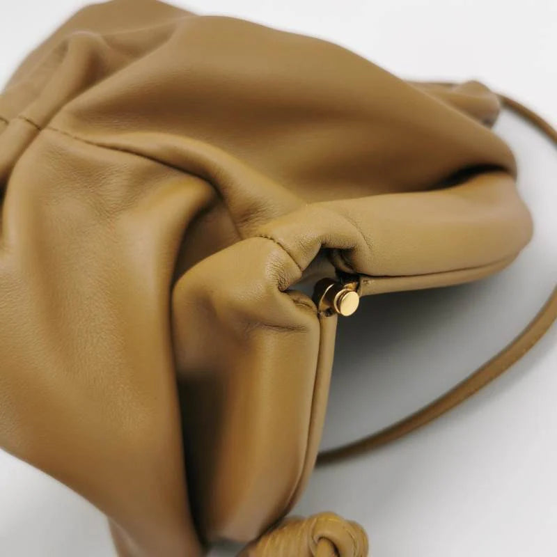 Bottega Veneta Pouch Mini – Couro Marrom
