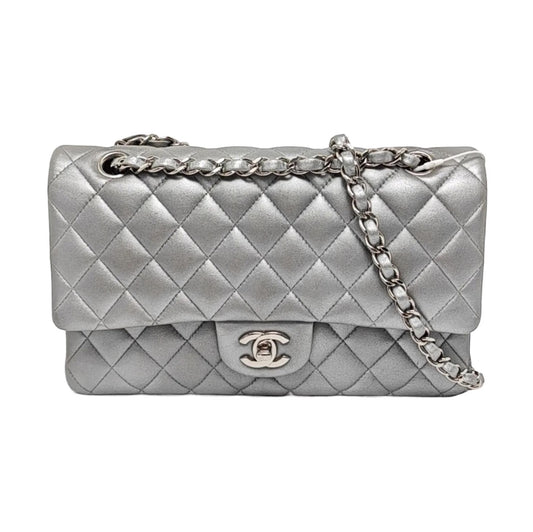 Bolsa Chanel Classic Flap Média – Couro de Cordeiro Cinza Prateado