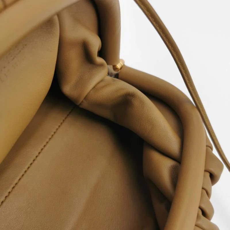 Bottega Veneta Pouch Mini – Couro Marrom