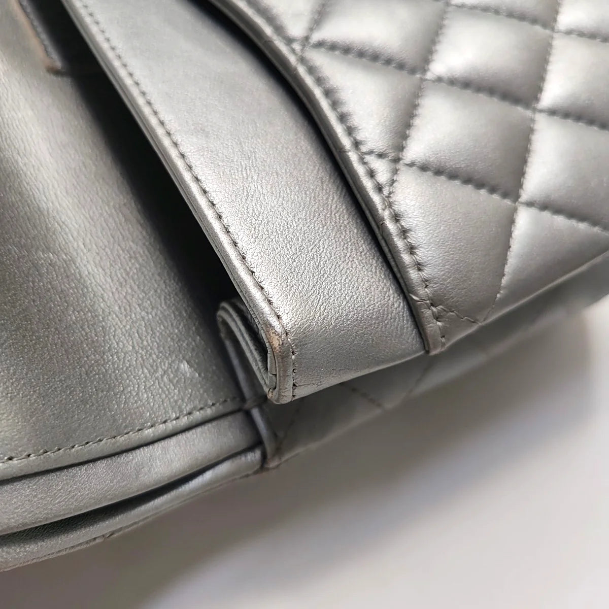 Bolsa Chanel Classic Flap Média – Couro de Cordeiro Cinza Prateado