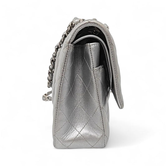 Bolsa Chanel Classic Flap Média – Couro de Cordeiro Cinza Prateado