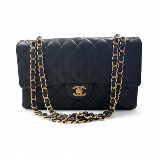 Bolsa Chanel Timeless Classic Flap em couro lambskin preto com ferragens douradas.
